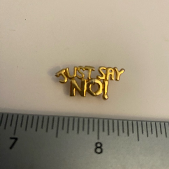 Just Say No lapel pin - Picture 2 of 4